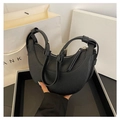 Elegante borsa hobo nera con motivo litchi, zip dorata e tracolla con dettaglio a nodo - Nero