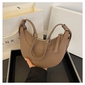 Borsa a mezzaluna marrone in pelle Saffiano con cerniera dorata e manici regolabili - Grigio