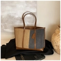 Detalle del bolso tote de tweed con patchwork caqui y gris oscuro y ribete de cuero - Caqui y Negro