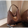 Grand sac cabas marron foncé avec logo M en métal et bandoulière réglable chic - café
