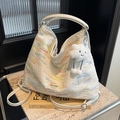 Weiße Tote-Bag mit farbiger Stickerei und Wolken-Anhänger auf Marmoroberfläche - Mit Wolken-Anhänger / Gebrochenes Weiß