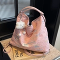 Rosa große Tragetasche mit Stickereidetails und weißem Wolkenanhänger auf Marmor - Mit Wolken-Anhänger / Rosa