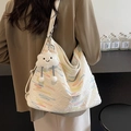 Weiße Hobo-Tasche aus Stoff mit Regenbogenstickerei und Wolkenanhänger als großer Shopper - Ohne Anhänger / Gebrochenes Weiß