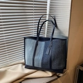 Bolso tote grande de mezclilla patchwork con asas de cuero azul oscuro y colgante - Azul