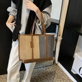 Bolso tote grande de tweed beige y azul con asas de cuero marrón elegante - Caqui y Negro