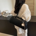 Bolso de hombro minimalista en ecopiel negra con un colgante deportivo decorativo - Negro con colgante