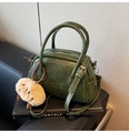Details der dunkelgrünen Retro-Bowlingtasche mit weißen Nähten und Plüsch-Anhänger - Grün
