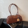 Bolso Boston vintage de cuero marrón oscuro con amuleto de león y correa ajustable - Marrón con colgante