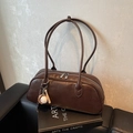 Bolso de hombro baguette marrón oscuro retro con un llavero de temática de béisbol - Café con Colgante
