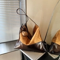 Bolso tote hobo grande en ante de retazos marrón en contraste con dije de leopardo - Marrón con colgante
