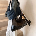 Bolso tote grande con estampado de leopardo, detalles en charol y colgantes suaves - Negro con colgante