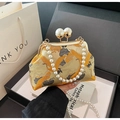 Elegante borsa da sera in stile cinese con gru dorata e catenelle di perle bianche - Oro