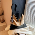 Bolso tote de ante beige y cuero negro con un suave llavero de felpa decorativo - Caqui con Colgante