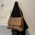 Bolso de hombro marrón en piel sintética con hebilla dorada en U y correa a juego - Café