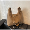 Detailansicht der braunen Nylon-Tragetasche mit verstellbarem Riemen und Reißverschluss - Khaki