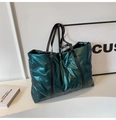 Detail der dunkelgrünen Stepp-Tote-Bag mit weicher Polsterung und Ledergriffen - Grün