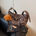 Sac hobo léopard avec bandoulière en cuir marron et breloque ours en peluche - Avec Pendentif / Marron