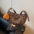 Sac bandoulière léopard avec pendentif chien en peluche et sangle en cuir marron - Avec Pendentif / Brun Foncé