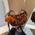 Leoparden-Hobo-Tasche mit verstellbarem braunem Gurt und Plüschhund-Anhänger - Hellbraun Mit Anhänger