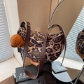 Sac hobo à motif léopard avec bandoulière en cuir marron et breloque chien en peluche - Avec Pendentif / Kaki