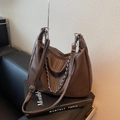 Dunkelbraune Hobo-Tasche aus Leder mit weißen Kontrastnähten und silberner Kette - Sandfarben