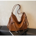 Dettaglio della borsa tote retrò marrone caramello con fiocco e cerniere metalliche - Marrone