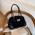 Borsa Boston nera in pelle e camoscio su sedia in legno con maglieria accogliente - Nero