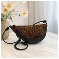 Borsa a mezzaluna minimalista con patchwork leopardato e dettagli di tracolla con nodi - Nero