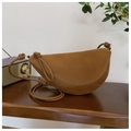 Borsa a tracolla marrone a mezzaluna minimalista con nodo decorativo e finitura opaca - Marrone