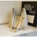 Beige Tragetasche aus Nylon mit breitem Schultergurt und modernem Markenetikett - Cremeweiß