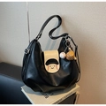 Dettaglio borsa hobo nera con patta a fumetto baseball e ciondoli a tema sportivo - Nero (Con Ciondolo)