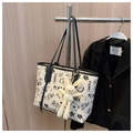 Dettaglio borsa shopper graffiti con ciondolo a coniglio su un supporto in metallo - Nero con ciondolo