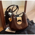 Dettaglio borsa hobo in pelle PU marrone con patta baseball e ciondolo - Caffè (Con Ciondolo)