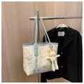 Dettaglio della borsa tote graffiti con ciondolo a coniglietto e stampe alla moda - Blu con Pendente