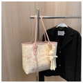Dettaglio della borsa tote crema con graffiti rosa e ciondolo a forma di coniglio - Rosa con ciondolo