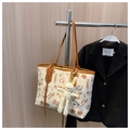 Dettaglio della borsa tote graffiti bianca con finiture in pelle marrone e ciondolo a coniglio - Marrone con ciondolo