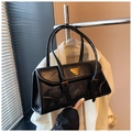 Detailansicht schwarze glänzende Umhängetasche mit goldenem Logo und Schnallenriemen - Schwarz