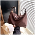 Schicke braune matte Hobo-Schultertasche aus Wildlederimitat mit verstellbarem Riemen - Braun