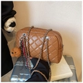 Braune gesteppte Kissentasche mit Kettenträger und Teddybär-Anhänger - Mit Anhänger / Braun