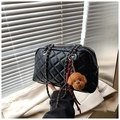 Schwarze gesteppte Pillow Bag mit Kettenriemen und süßem Teddybär-Anhänger - Mit Anhänger / Schwarz