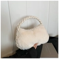 Détail de la texture en fausse fourrure crème et de la poignée en cuir tressé du sac à main - Blanc