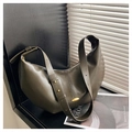 Detailansicht der olivgrünen Hobo-Tasche mit goldener Metallschnalle und Ledertextur - Grün