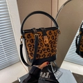 Bolso tipo cubo con estampado de leopardo y detalles en cuero negro y cierre dorado - Negro y Marrón