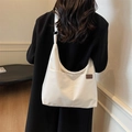Grande borsa tote bianca in tela con tracolla regolabile e toppa in pelle marrone - Bianco Sporco