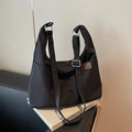 Borsa hobo nera in nylon con tracolla regolabile e toppa in pelle marrone di moda - Nero