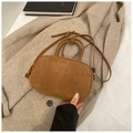 Mini sac bowling vintage en daim marron avec logo embossé sur une veste en laine beige - Marron (Sans Pendentif)
