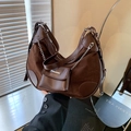 Dunkelbraune Wildleder-Hobo-Tasche mit Silberkette und abnehmbarem Münzfach - Braun