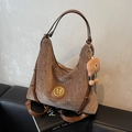 Braune Cord-Tragetasche mit Vintage-Lederbesatz und süßem Plüsch-Lebkuchenmann-Anhänger - Kaffeebraun