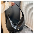 Minimalistische schwarze Leder-Hobo-Tasche mit goldener Metallplakette und Reißverschluss - Schwarz