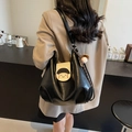 Bolso de hombro retro de cuero negro con bordado de béisbol y colgante decorativo - Con Colgante / Negro